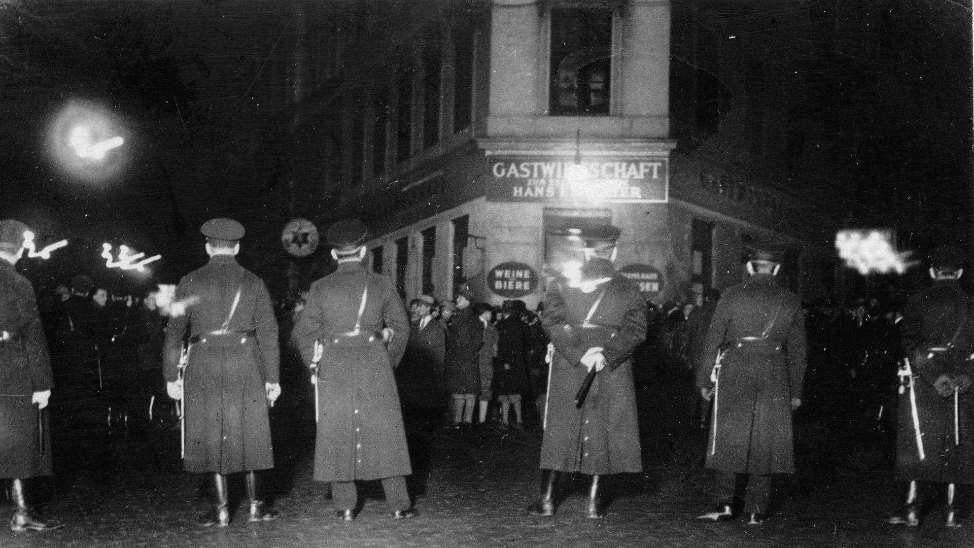 Menschen vor einer Gatsstätte: Demonstartionen der Nationalsozialisten