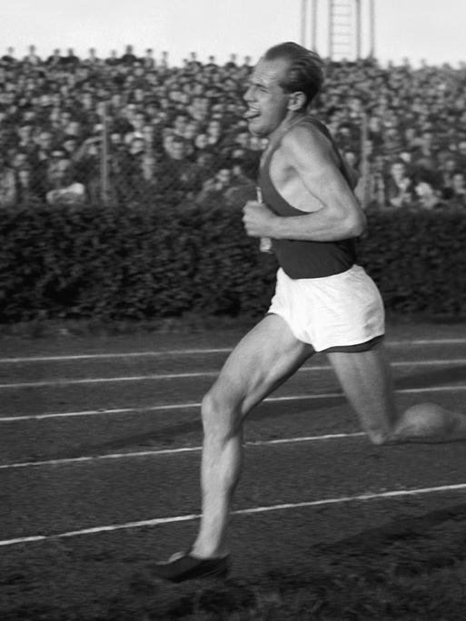 Der tschechoslowakische Langstreckenläufer Emil Zatopek während eines Laufs über fünf Kilometer 1948 in Prag