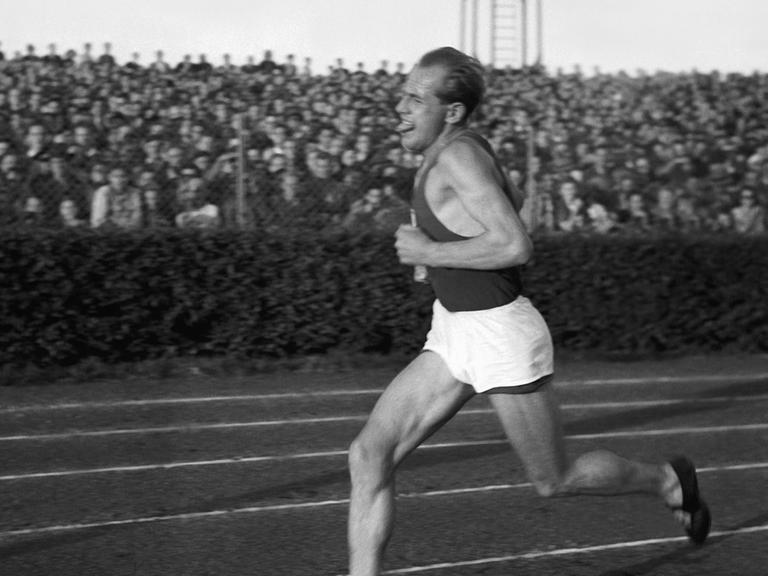 Der tschechoslowakische Langstreckenläufer Emil Zatopek während eines Laufs über fünf Kilometer 1948 in Prag