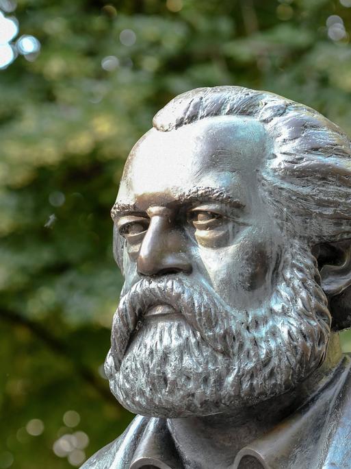 Karl-Marx-Büste in der Karl-Marx-Allee in Berlin