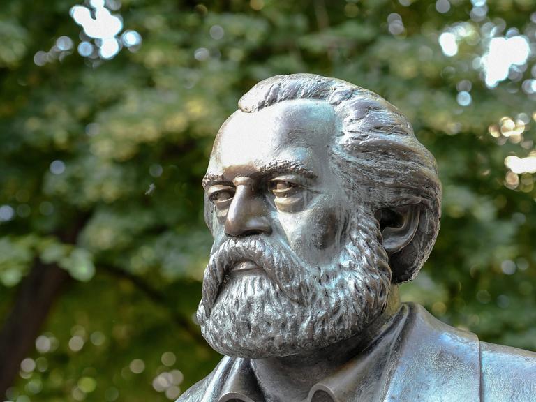 Karl-Marx-Büste in der Karl-Marx-Allee in Berlin