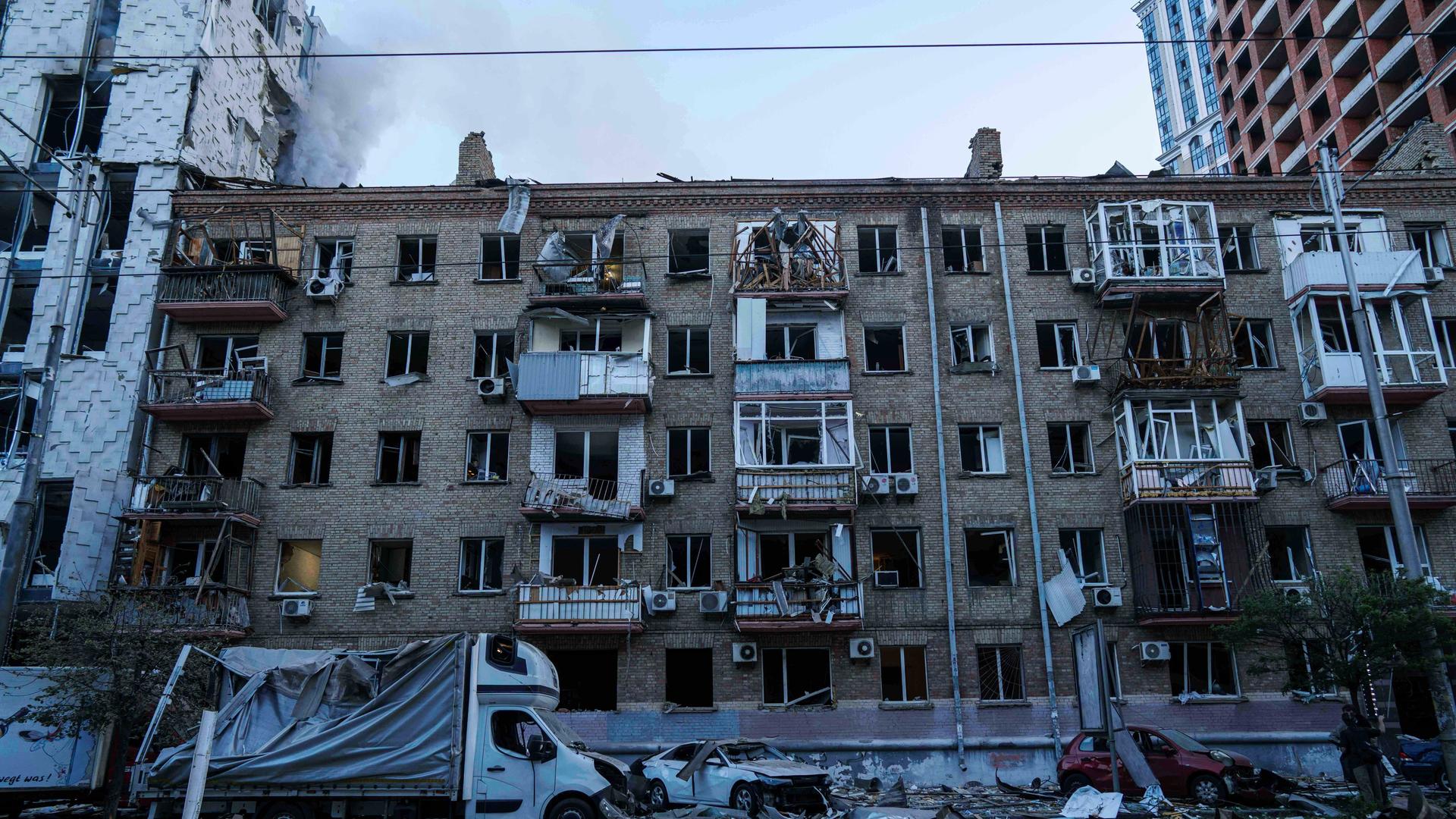 Ein Wohnhaus wurde durch einen russischen Angriff auf ein Wohnviertel in der ukrainischen Hauptstadt Kiew stark beschädigt. Ein Wohnhaus wurde durch einen russischen Angriff auf ein Wohnviertel in der ukrainischen Hauptstadt Kiew stark beschädigt.