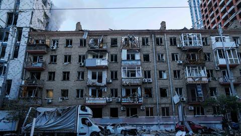 Ein Wohnhaus wurde durch einen russischen Angriff auf ein Wohnviertel in der ukrainischen Hauptstadt Kiew stark beschädigt. 