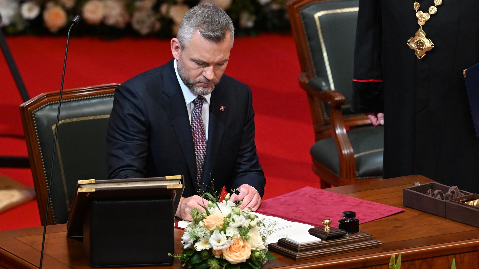 Der neue slowakische Präsident Peter Pellegrini unterzeichnet eine Urkunde während seiner Amtseinführung bei einer feierlichen Sitzung des slowakischen Parlaments. Der neue slowakische Präsident Peter Pellegrini unterzeichnet eine Urkunde während seiner Amtseinführung bei einer feierlichen Sitzung des slowakischen Parlaments.
