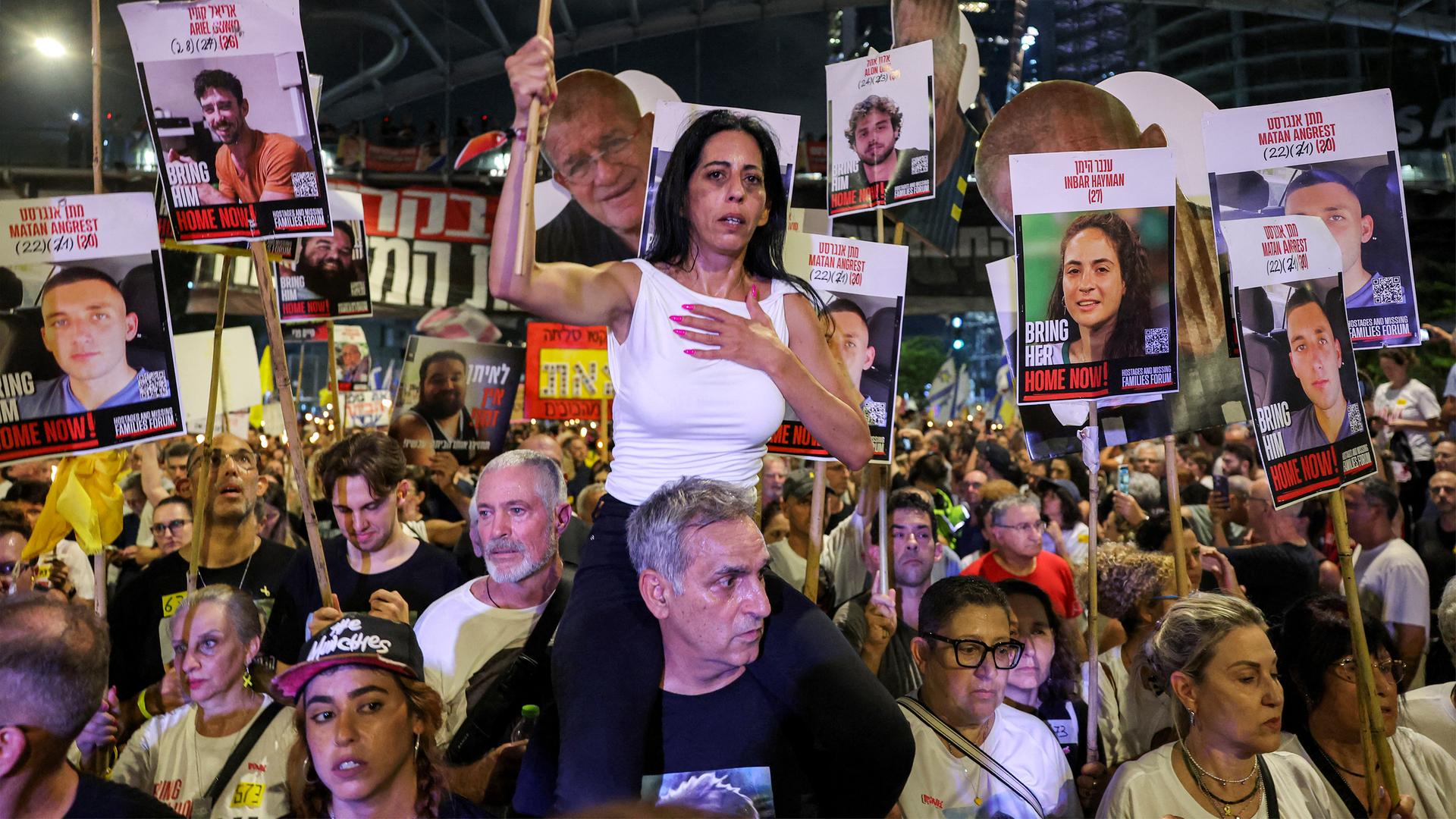 Demonstranten in Tel Aviv, einige halten Plakate hoch. Demonstranten in Tel Aviv, einige halten Plakate hoch.