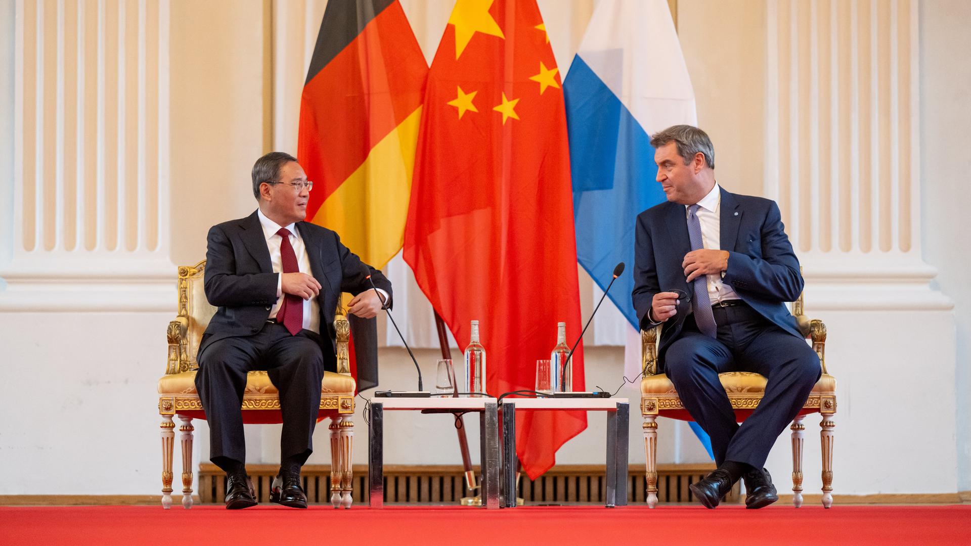 Chinas Premierminister Li Qiang (l) wird in der Residenz München vom bayerischen Ministerpräsidenten Söder zu einem Gespräch empfangen. Chinas Premierminister Li Qiang (l) wird in der Residenz München vom bayerischen Ministerpräsidenten Söder zu einem Gespräch empfangen.