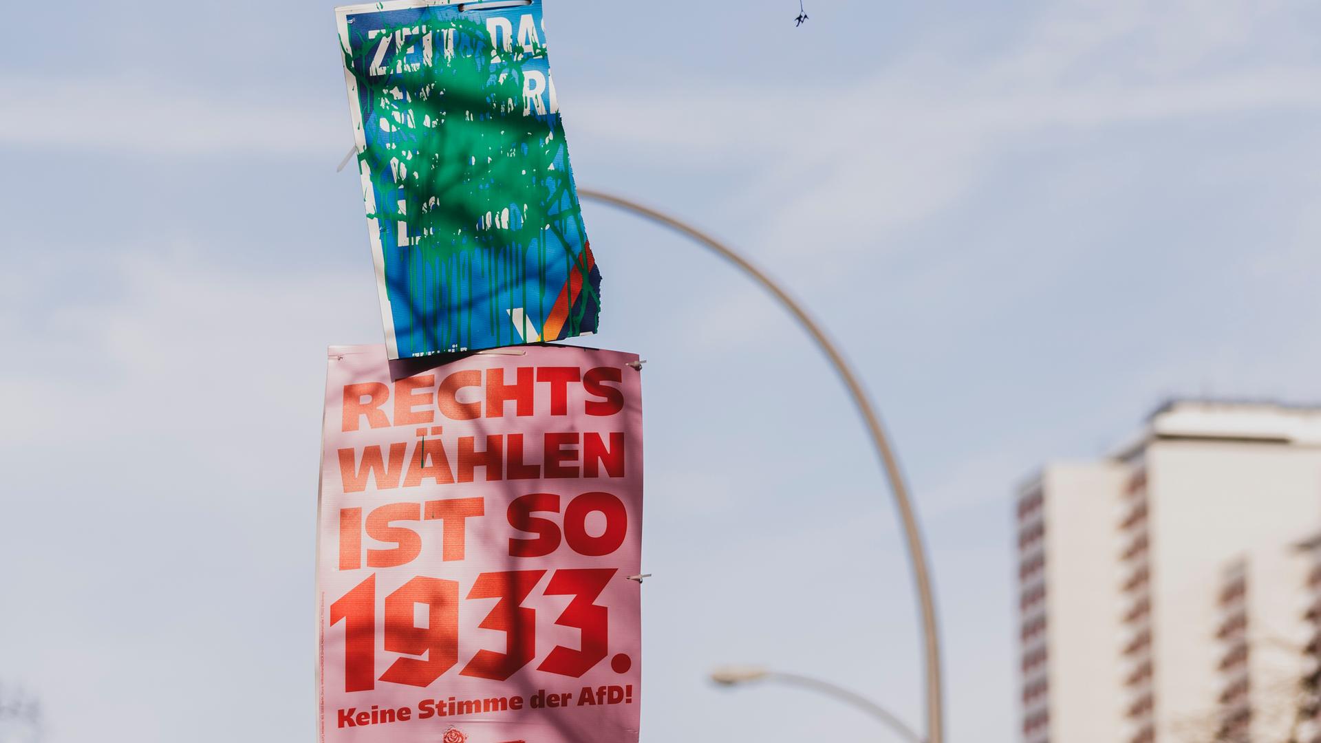Ein beschmiertes Wahlplakat von der Alternative fuer Deutschland sowie ein Plakat der JUSOS ("Rechts wählen ist so 1933"), aufgenommen in Berlin, 20.02.2025.