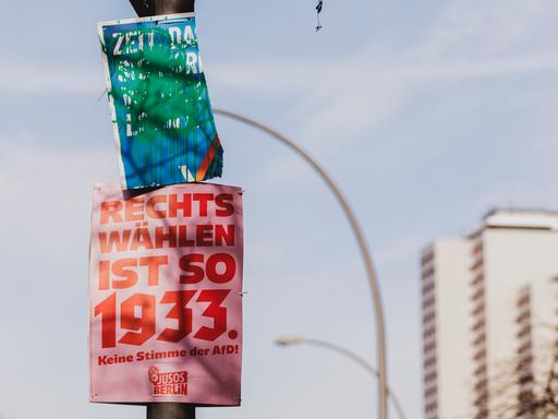 Ein beschmiertes Wahlplakat der Partei Alternative für Deutschland (AfD) sowie ein Plakat der JUSOS ("Rechts wählen ist so 1933"), aufgenommen in Berlin, 20.02.2025.