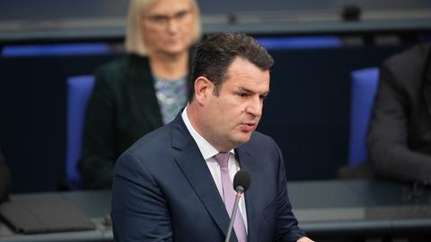 Hubertus Heil (SPD), Bundesminister für Arbeit und Soziales, spricht im Deutschen Bundestag.