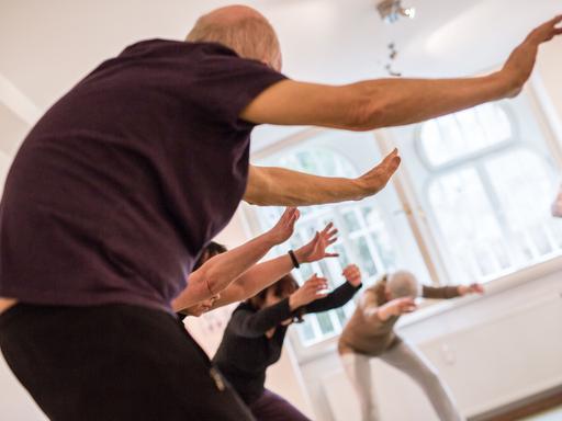 Mitglieder des Selbsthilfe-Vereins fuer Parkinsonkranke, evanda, trainieren in Frankfurt am Main bei einer Gymnastikstunde ihre Beweglichkeit mithilfe von Stretch-Uebungen. 