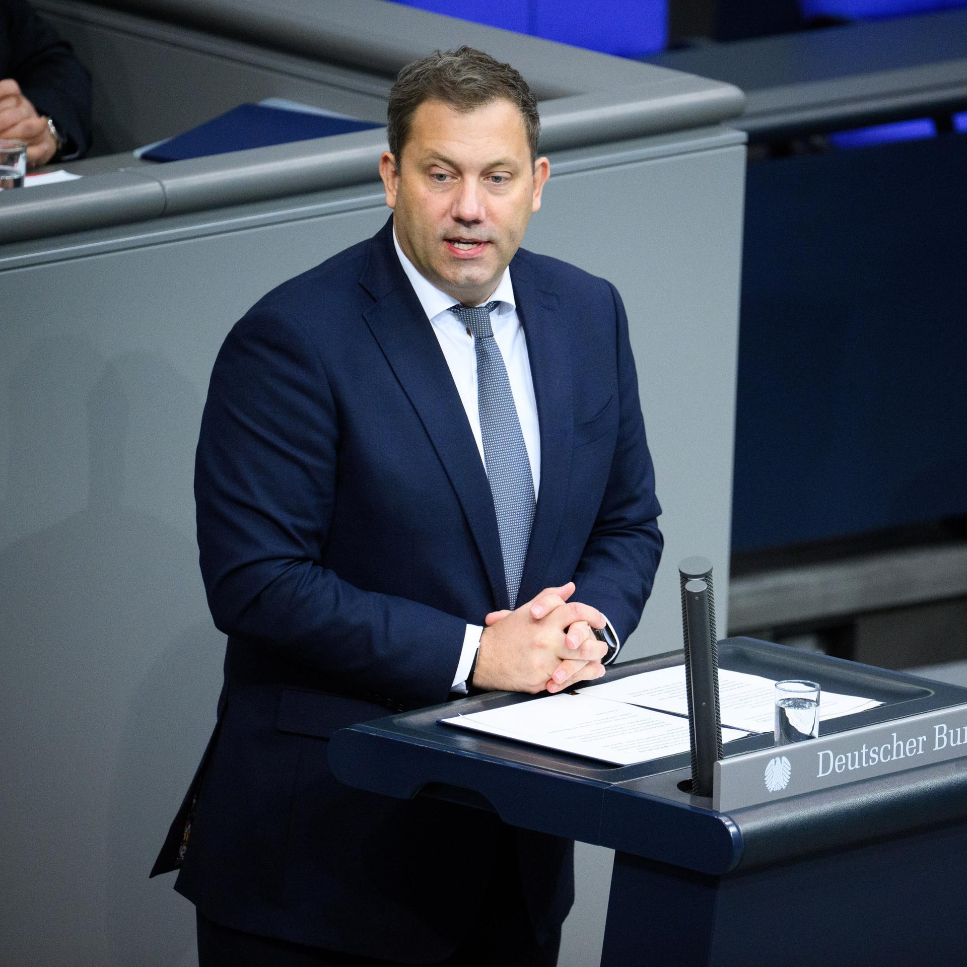 Bundesfinanzminister Lars Klingbeil spricht bei der Schlussrunde der Haushaltswoche im Bundestag über den Etat 2026.