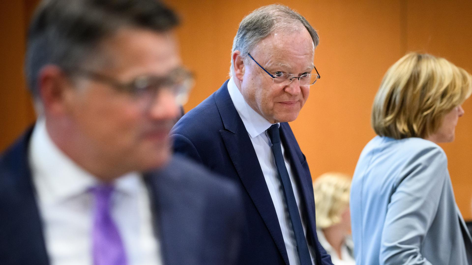 Stephan Weil (Mitte, SPD), Ministerpräsident von Niedersachsen, steht zwischen Boris Rhein (links, CDU), Ministerpräsident von Hessen, und Malu Dreyer (SPD), Ministerpräsidentin von Rheinland-Pfalz.