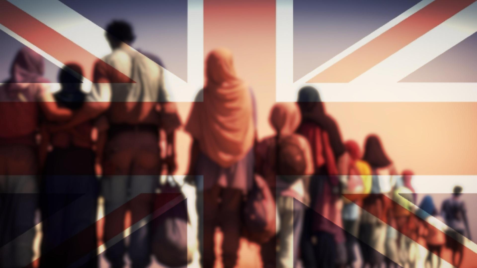Eine anonym von hinten fotografierte Gruppe, die Migranten darstellen sollen, blicken auf eine große, animierte Flagge Großbritanniens.