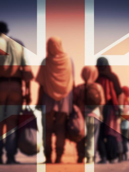 Symbolbild zu Großbritannien: Flüchtende stehen vor einem eingeblendeten  Union Jack, der Flagge des Inselstaats. 