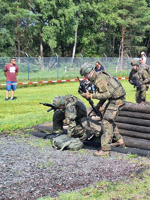 Besucherinnen und Besucher schauen sich eine Übung der Bundeswehr in der "Lucius D. Clay-Kaserne" an. Der "Tag der Bundeswehr" wurde am 28.06.2025 bundesweit an zehn Standorten durchgeführt.