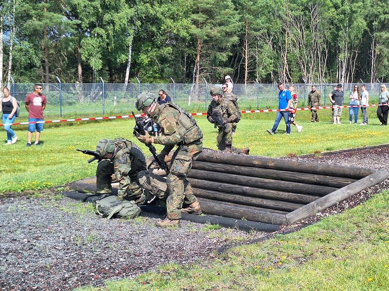 Besucherinnen und Besucher schauen sich eine Übung der Bundeswehr in der "Lucius D. Clay-Kaserne" an. Der "Tag der Bundeswehr" wurde am 28.06.2025 bundesweit an zehn Standorten durchgeführt.
