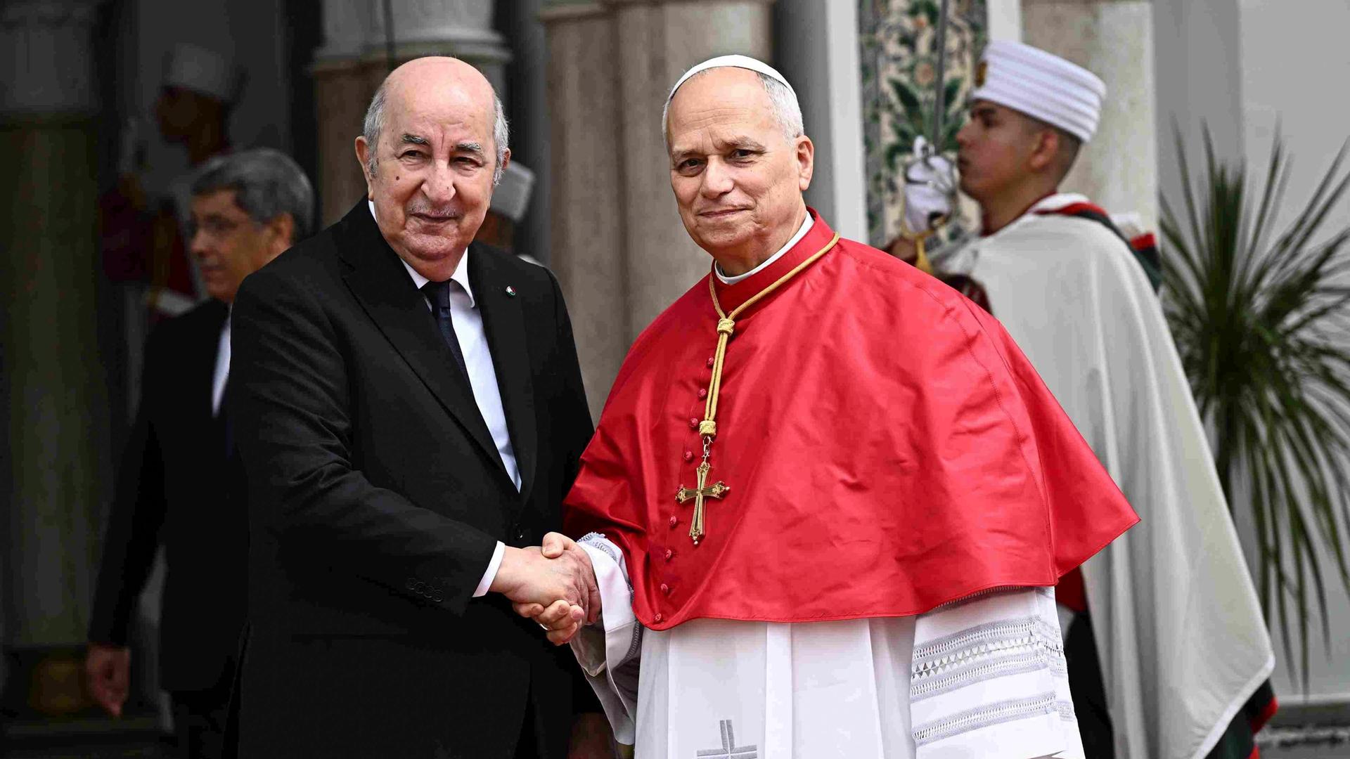 Papst Leo XIV. wird vom algerischen Präsidenten Abdelmadjid Tebboune, links, bei seiner Ankunft im Präsidentenpalast El Mouradia in Algier zu Beginn einer 11-tägigen apostolischen Reise nach Afrika begrüßt.