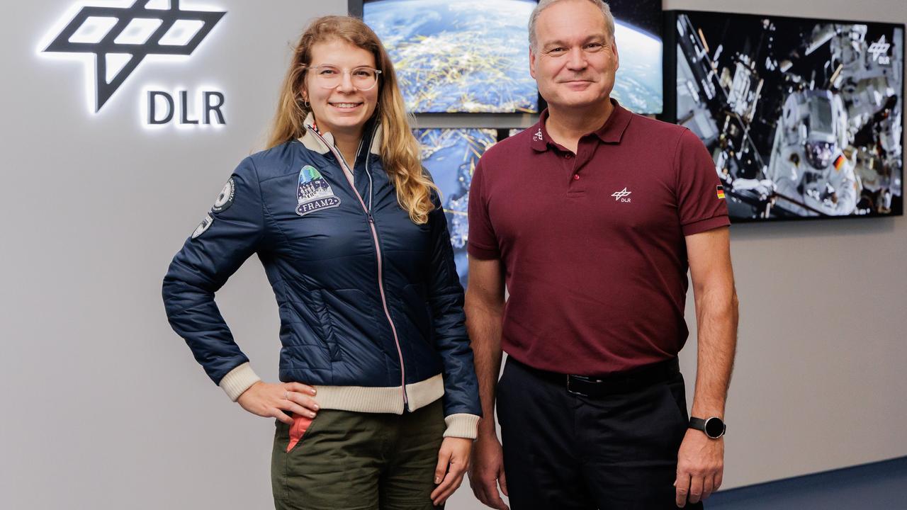 Das undatierte Foto zeigt die deutsche Forscherin Rabea Rogge (l) mit Walther Pelzer (r), dem Generaldirektor der Deutschen Raumfahrtagentur im Deutschen Zentrum für Luft- und Raumfahrt (DLR), bei der DLR in Berlin.