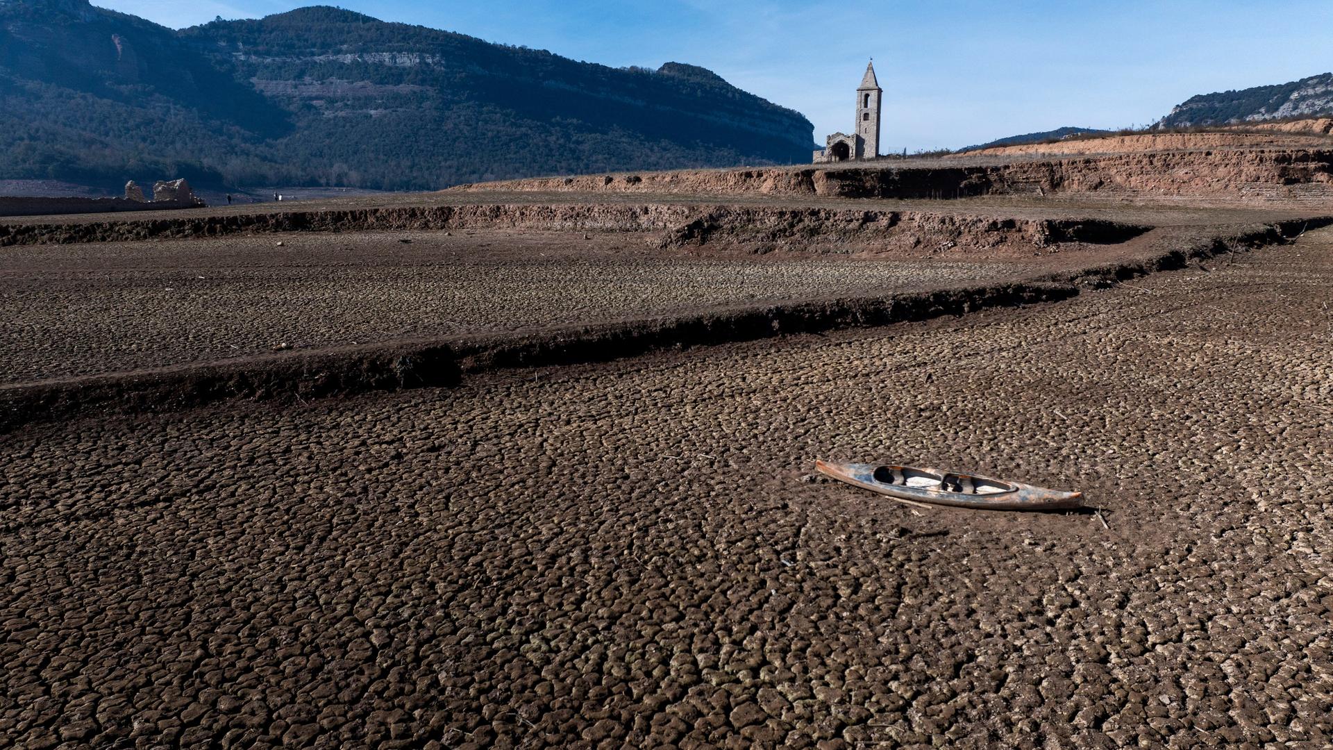 Spanien, Vilanova de Sau: Ein verlassenes Kanu liegt auf dem rissigen Boden des Sau-Stausees etwa 100 Kilometer nördlich von Barcelona. Die nordöstliche Region in Katalonien ist schwer von der Trockenheit betroffen.