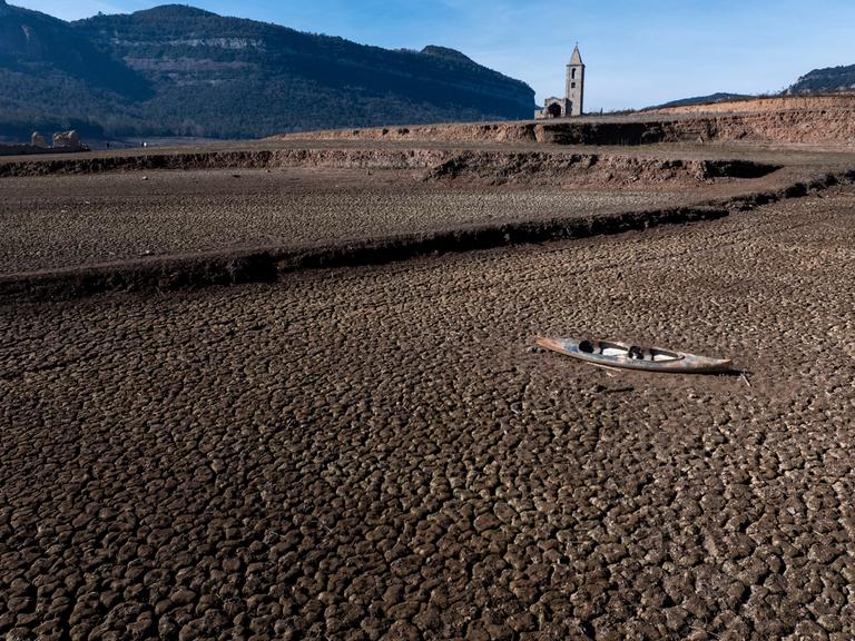Spanien, Vilanova de Sau: Ein verlassenes Kanu liegt auf dem rissigen Boden des Sau-Stausees etwa 100 Kilometer nördlich von Barcelona. Die nordöstliche Region in Katalonien ist schwer von der Trockenheit betroffen.