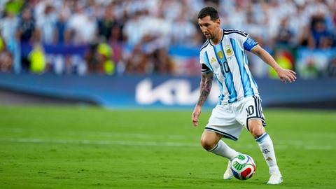 Der argentinische Fußball-Superstar Lionel Messi mit dem Ball bei der Fußball-Weltmeisterschaft im Spiel Argentinien gegen die Schweiz am 11. Juli 2026. Der argentinische Fußball-Superstar Lionel Messi mit dem Ball bei der Fußball-Weltmeisterschaft im Spiel Argentinien gegen die Schweiz am 11. Juli 2026.