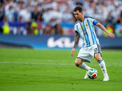 Der argentinische Fußball-Superstar Lionel Messi mit dem Ball bei der Fußball-Weltmeisterschaft im Spiel Argentinien gegen die Schweiz am 11. Juli 2026. 