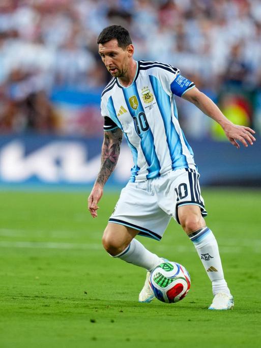Der argentinische Fußball-Superstar Lionel Messi mit dem Ball bei der Fußball-Weltmeisterschaft im Spiel Argentinien gegen die Schweiz am 11. Juli 2026. Der argentinische Fußball-Superstar Lionel Messi mit dem Ball bei der Fußball-Weltmeisterschaft im Spiel Argentinien gegen die Schweiz am 11. Juli 2026.