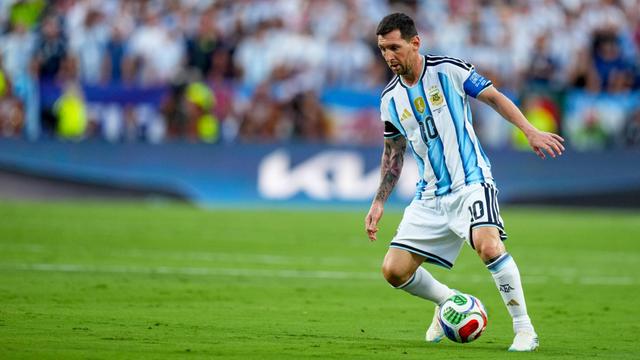 Der argentinische Fußball-Superstar Lionel Messi mit dem Ball bei der Fußball-Weltmeisterschaft im Spiel Argentinien gegen die Schweiz am 11. Juli 2026. Der argentinische Fußball-Superstar Lionel Messi mit dem Ball bei der Fußball-Weltmeisterschaft im Spiel Argentinien gegen die Schweiz am 11. Juli 2026.