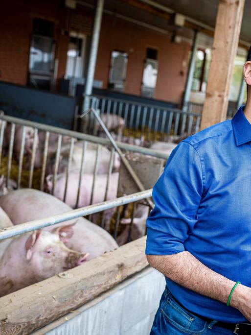 Cem Özdemir (Bündnis 90/Die Grünen), Bundesminister für Ernährung und Landwirtschaft, bei seinem Besuch eines Schweinehaltungsbetriebes im Landkreis Celle
