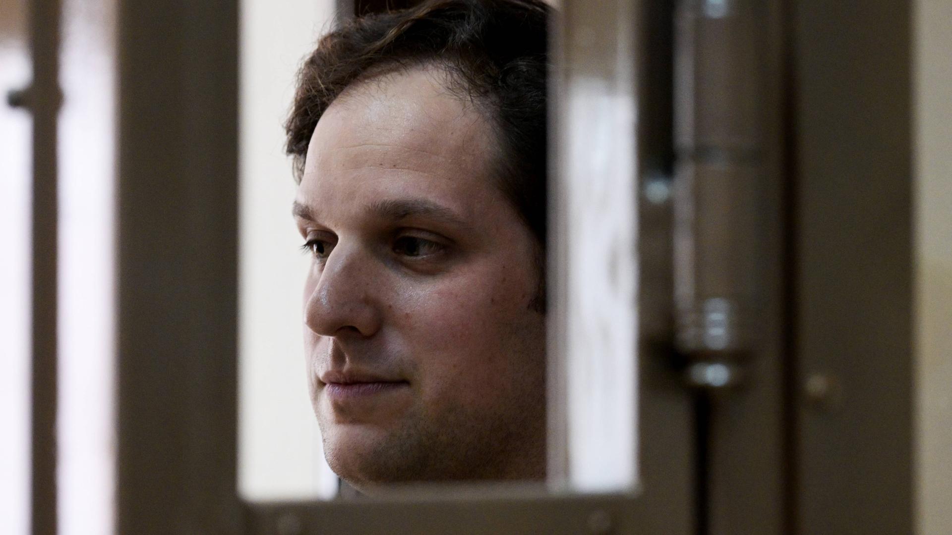Evan Gershkovich, Reporter des US-amerikanischen "Wall Street Journal" am 22.06.2023 im Angeklagtenkäfig während einer Anhörung zur Prüfung der Berufung gegen seine verlängerte Inhaftierung in Moskau