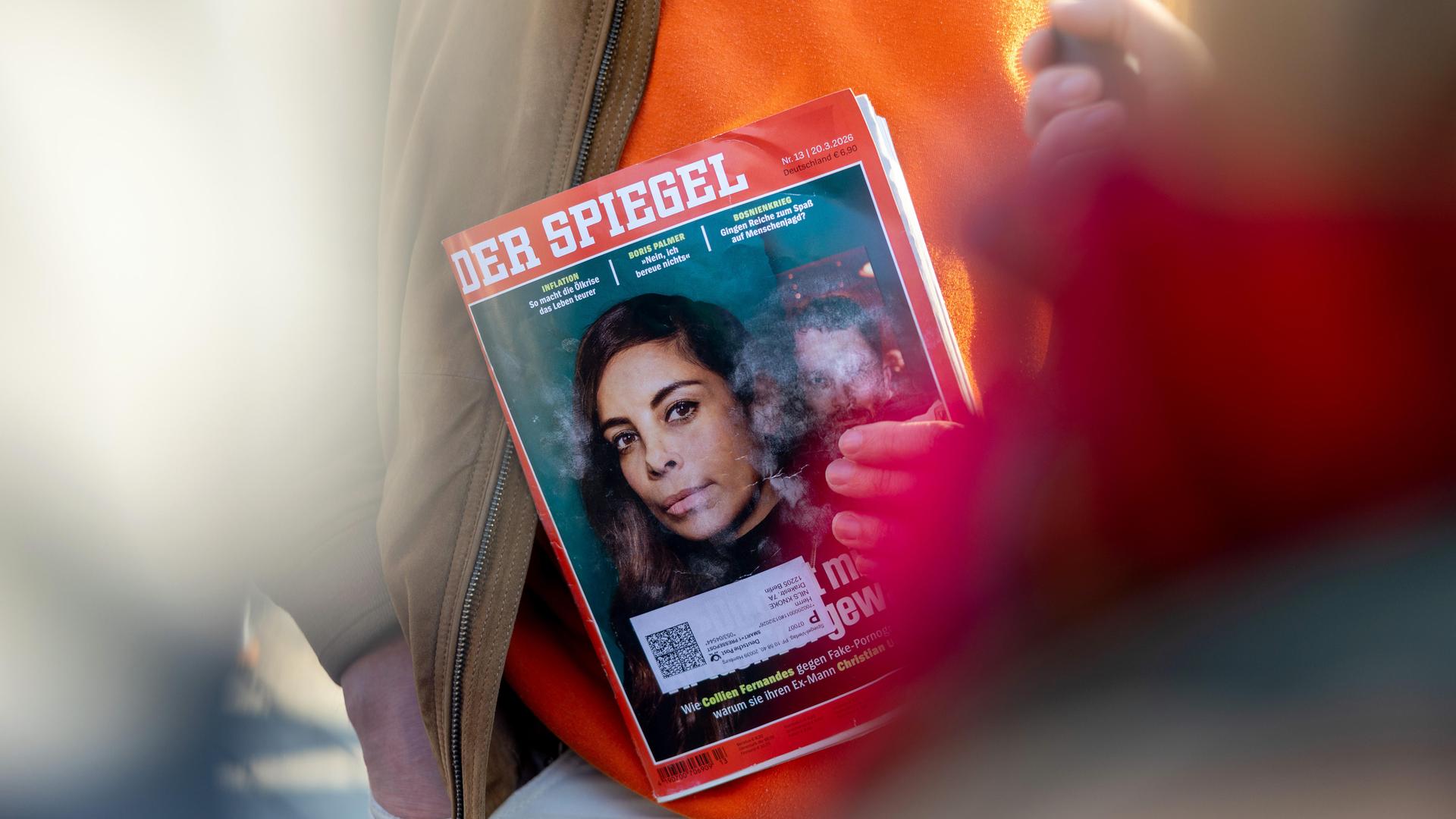 Eine Person hält die aktuelle Ausgabe des Spiegel-Magazins mit der Titelstory um die Vorwürfe von Collien Fernandes gegen Christian Ulmen.