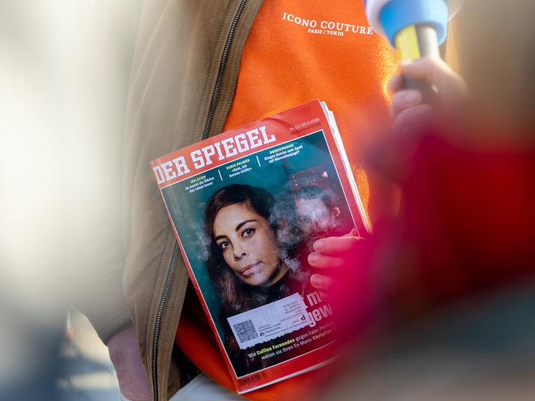 Eine Person hält die aktuelle Ausgabe des Spiegel-Magazins mit der Titelstory um die Vorwürfe von Collien Fernandes gegen Christian Ulmen.