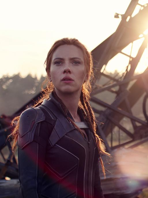 Scarlett Johansson (li.) und Florence Pugh im Marvel-Film Black Widow vor zerborstener Kulisse.