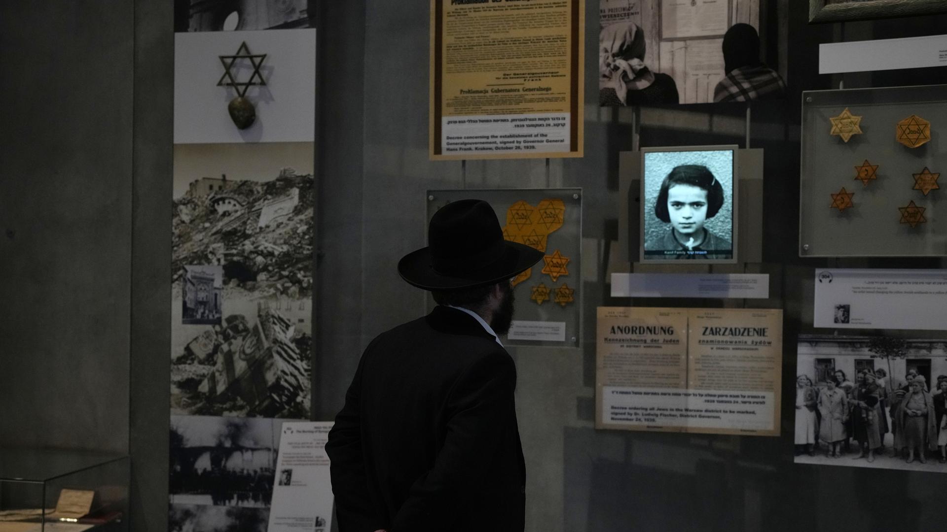 Ein Besucher steht in der Ausstellung im Yad Vashem Holocaust-Gedenkmuseum in Jerusalem, Israel Ein Besucher steht in der Ausstellung im Yad Vashem Holocaust-Gedenkmuseum in Jerusalem, Israel
