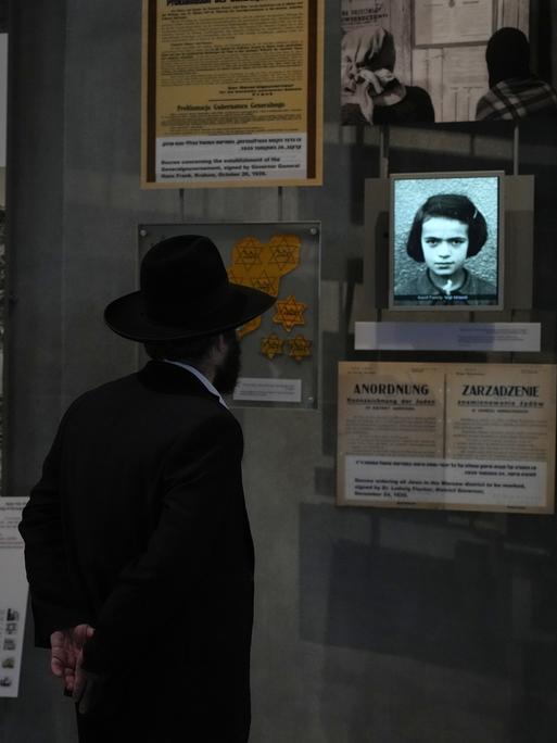 Ein Besucher steht in der Ausstellung im Yad Vashem Holocaust-Gedenkmuseum in Jerusalem, Israel