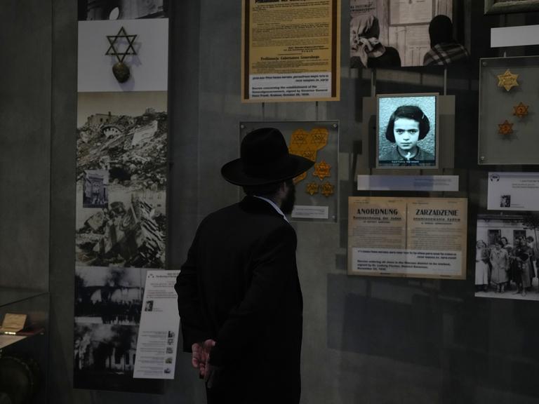 Ein Besucher steht in der Ausstellung im Yad Vashem Holocaust-Gedenkmuseum in Jerusalem, Israel