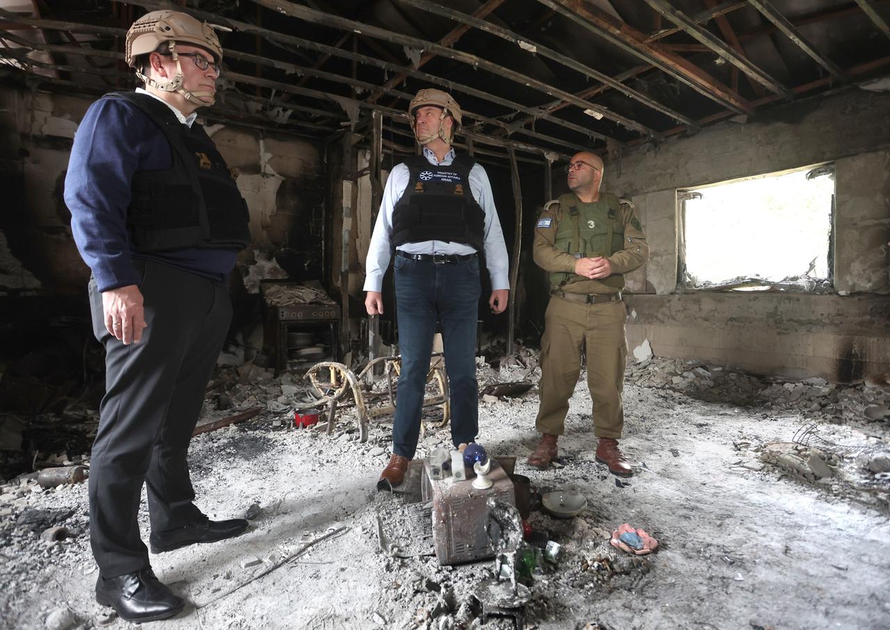 Zu sehen ist unter anderem Markus Söder (CSU), bayerischer Ministerpräsident, der nahe des Gazastreifens ein zerstörtes Haus besucht. Söder trägt einen Helm und eine Weste.