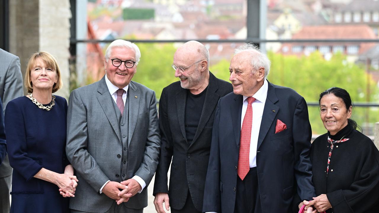 Elke Büdenbender (l-r, Frau des Bundespräsidenten Steinmeier), Bundespräsident Frank-Walter Steinmeier, Künstler Anselm Kiefer, Reinhold Würth, und seine Frau Carmen stehen vor der Kunsthalle 