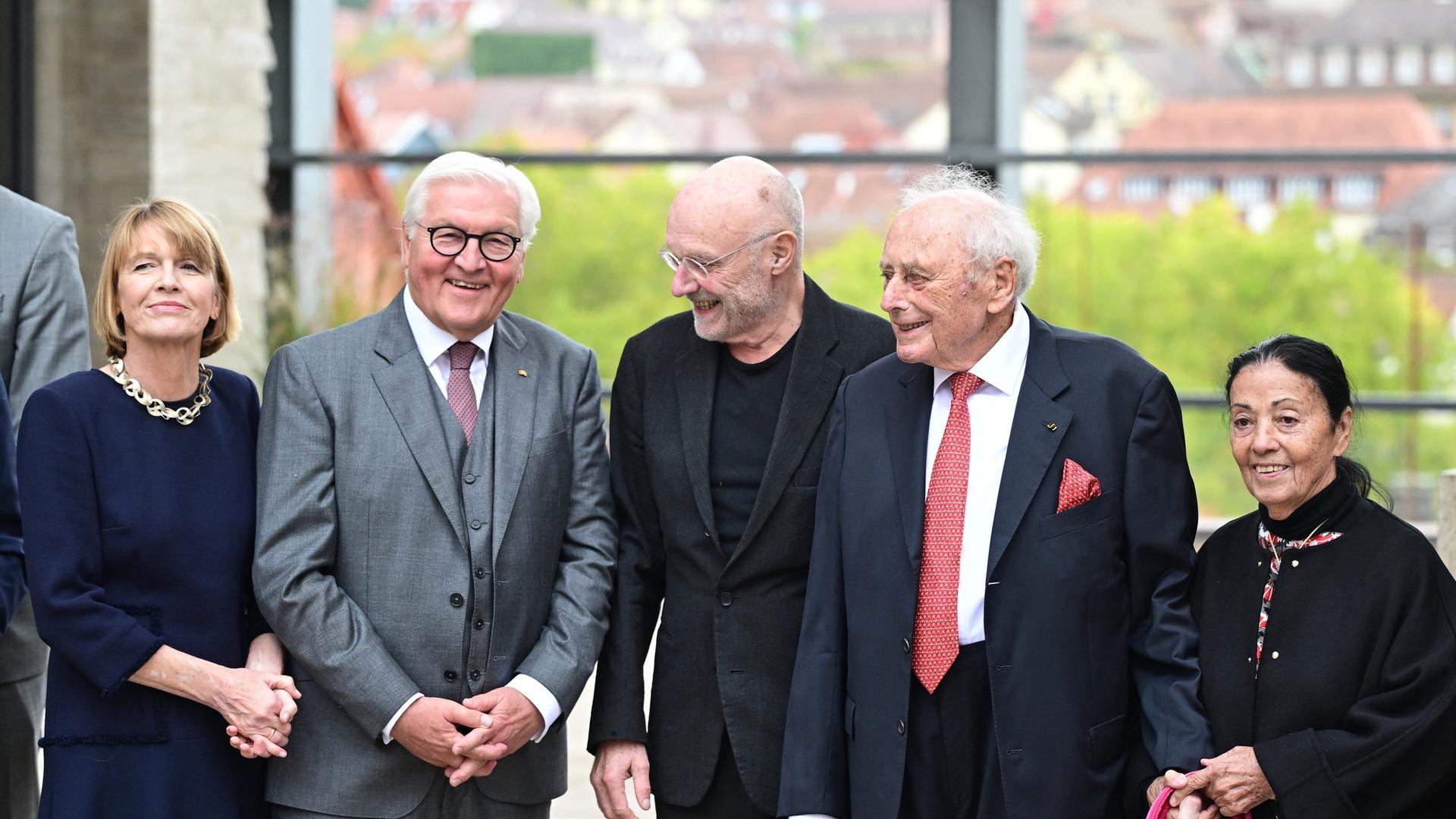 Elke Büdenbender (l-r, Frau des Bundespräsidenten Steinmeier), Bundespräsident Frank-Walter Steinmeier, Künstler Anselm Kiefer, Reinhold Würth, und seine Frau Carmen stehen vor der Kunsthalle Elke Büdenbender (l-r, Frau des Bundespräsidenten Steinmeier), Bundespräsident Frank-Walter Steinmeier, Künstler Anselm Kiefer, Reinhold Würth, und seine Frau Carmen stehen vor der Kunsthalle