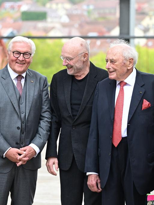 Elke Büdenbender (l-r, Frau des Bundespräsidenten Steinmeier), Bundespräsident Frank-Walter Steinmeier, Künstler Anselm Kiefer, Reinhold Würth, und seine Frau Carmen stehen vor der Kunsthalle 
