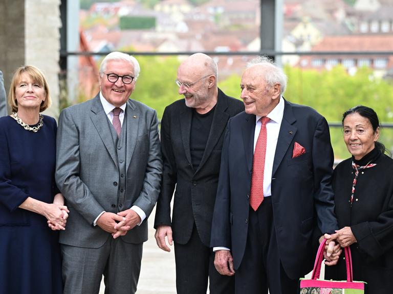 Elke Büdenbender (l-r, Frau des Bundespräsidenten Steinmeier), Bundespräsident Frank-Walter Steinmeier, Künstler Anselm Kiefer, Reinhold Würth, und seine Frau Carmen stehen vor der Kunsthalle 