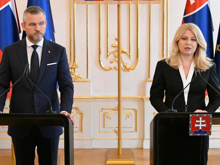 Die amtierende Präsidentin Zuzana Caputova (r) und der designierte Präsident Peter Pellegrini bei einem Statement am 16. Mai 2024.