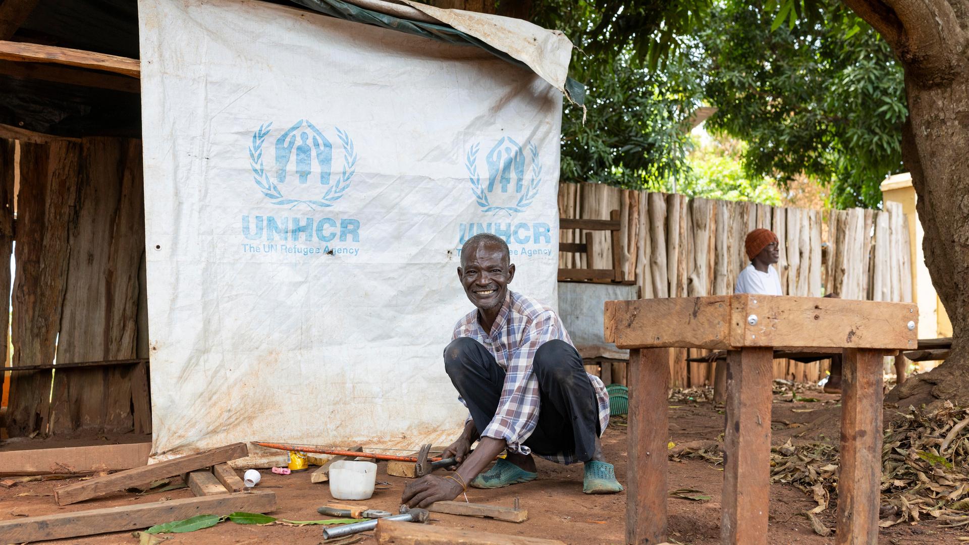 Das Foto zeigt einen Handwerker in einem Flüchtlings-Lager in dem Land Sudan. Das UNHCR kümmert sich um die Flüchtlinge. 