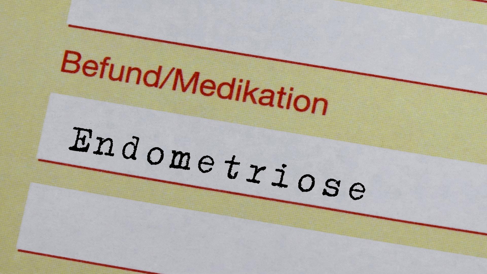 Auf einem Krankenschein wurde der Schriftzug Endometriose eingetragen.