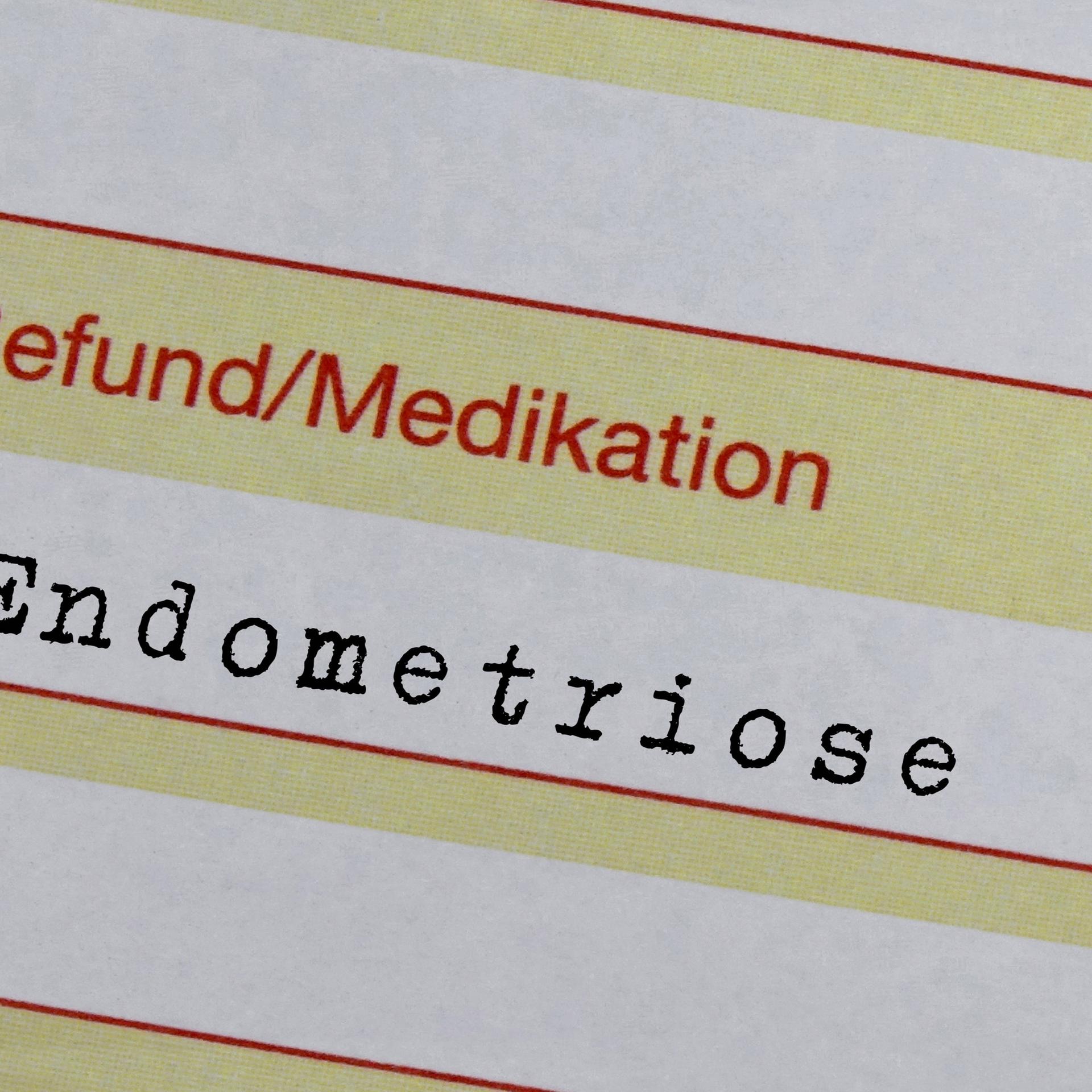 Auf einem Krankenschein wurde der Schriftzug Endometriose eingetragen.