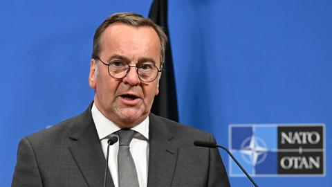 Bundesverteidigungsminister Boris Pistorius (SPD) spricht zu den Medien im NATO-Hauptquartier. 
