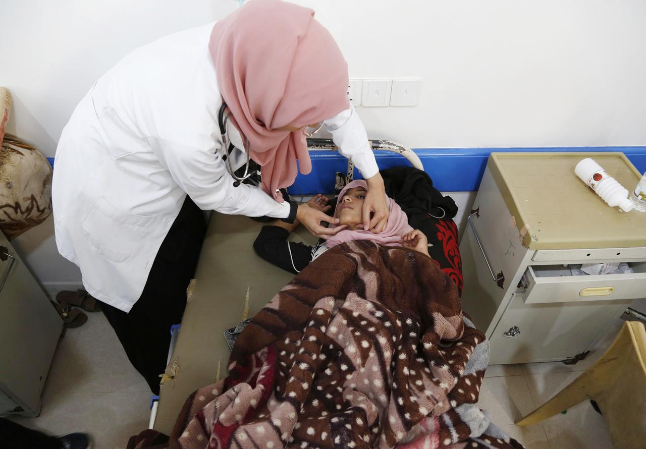 Große Teile der Bevölkerung im Jemen leien unter indirekten Kriegsursachen wie Hunger und Krankheiten. Ein Mädchen wird in einem Krankenhaus in Sanaa behandelt. 