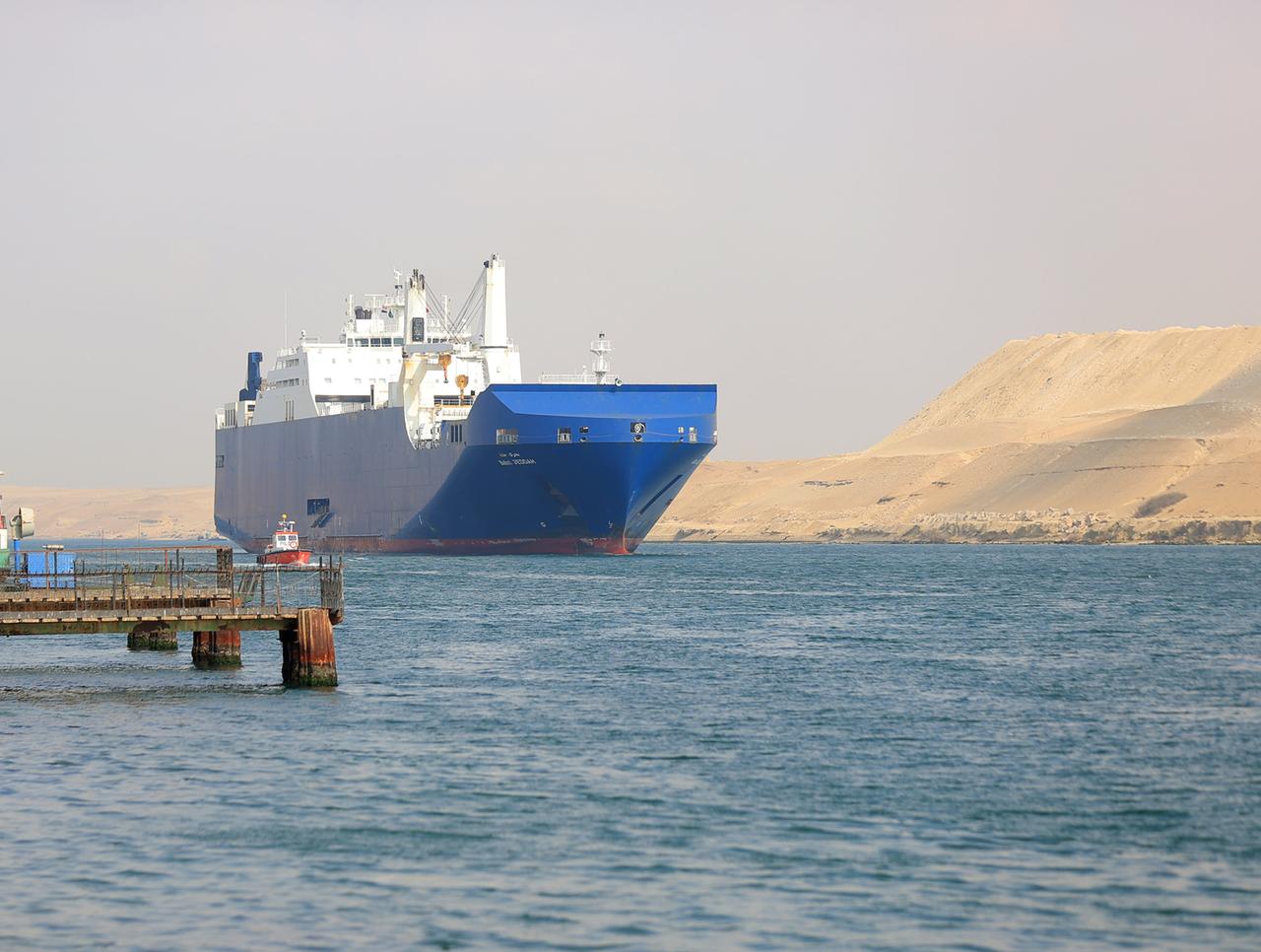 Ein Frachtschiff durchquert den Suezkanal, eine der wichtigsten von Menschenhand geschaffenen Wasserstraßen, am 29. Dezember 2023 in Ismailia, Ägypten. 