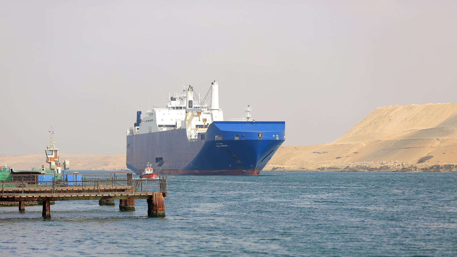 Ein Frachtschiff durchquert den Suezkanal, eine der wichtigsten von Menschenhand geschaffenen Wasserstraßen, am 29. Dezember 2023 in Ismailia, Ägypten.