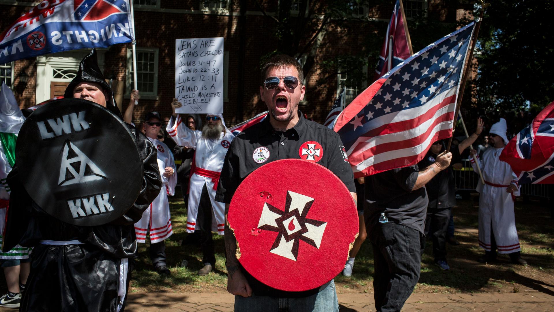 Der Ku-Klux-Klan protestiert am 8. Juli 2017 in Charlottesville, Virginia gegen die geplante Entfernung einer Statue von General Robert E. Lee und fordert den Schutz der Denkmäler der Südstaatenkonföderation. Der Ku-Klux-Klan protestiert am 8. Juli 2017 in Charlottesville, Virginia gegen die geplante Entfernung einer Statue von General Robert E. Lee und fordert den Schutz der Denkmäler der Südstaatenkonföderation.